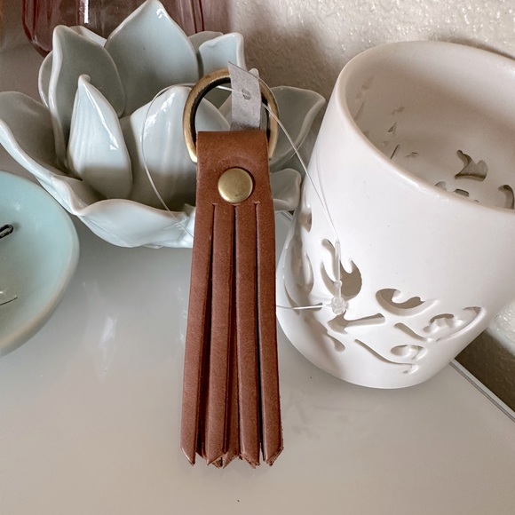 NWT 🍯 Portland Leather Small Tassel Keychain in Beautiful Honey Color. - Picture 2 of 2